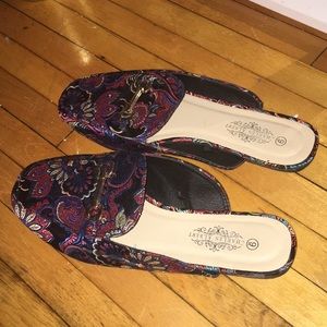 Black flats, Mule style.